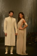 Katrina Kaif, Aditya Roy Kapoor walk for Tarun in Mumbai on 7th Feb 2016